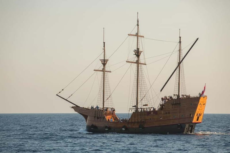 Dubrovnik: Karaka - Game of Thrones Cruise & Walking Tour - The Karaka cruise: 45 minutes of coast views with Game of Thrones context