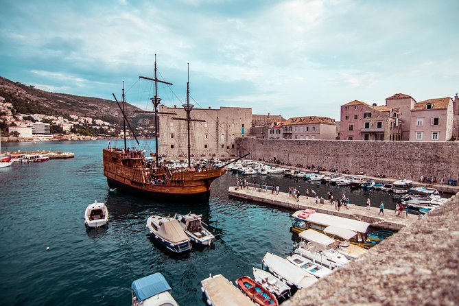 Dubrovnik: Mini Combo Old town & Game of Thrones (Spanish) - Stop 1: The quick kickoff and the Game of Thrones photo book