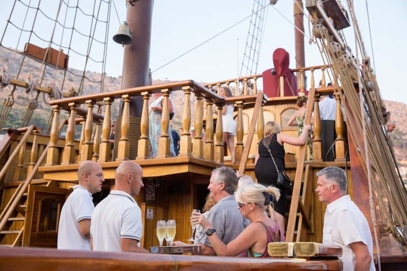 Dubrovnik: Panoramic Sunset Cruise on Karaka Ship - Meeting at Na ponti bb: getting on the ship without stress