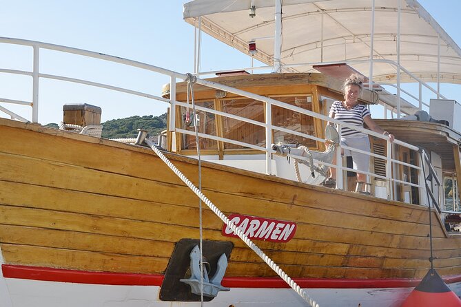 Island Hopping & City Walls Cruise with Food and Open Bar - Stop 2: Sipan and the Skočibuha Summer House Moment