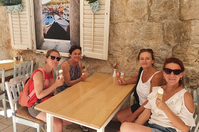 Wine, food and olive oil by PhD student - Walking Old Town while the food story gets explained